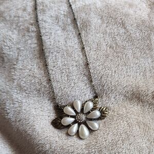 Elegant Pearl Flower Necklace